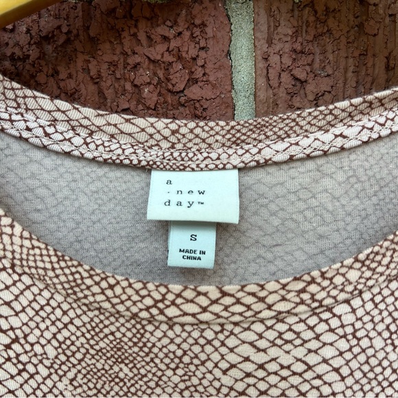 A New Day Cream and Burgundy Snakeskin Pattern Flounce Sleeve Short Sleeve Top - Picture 2 of 3